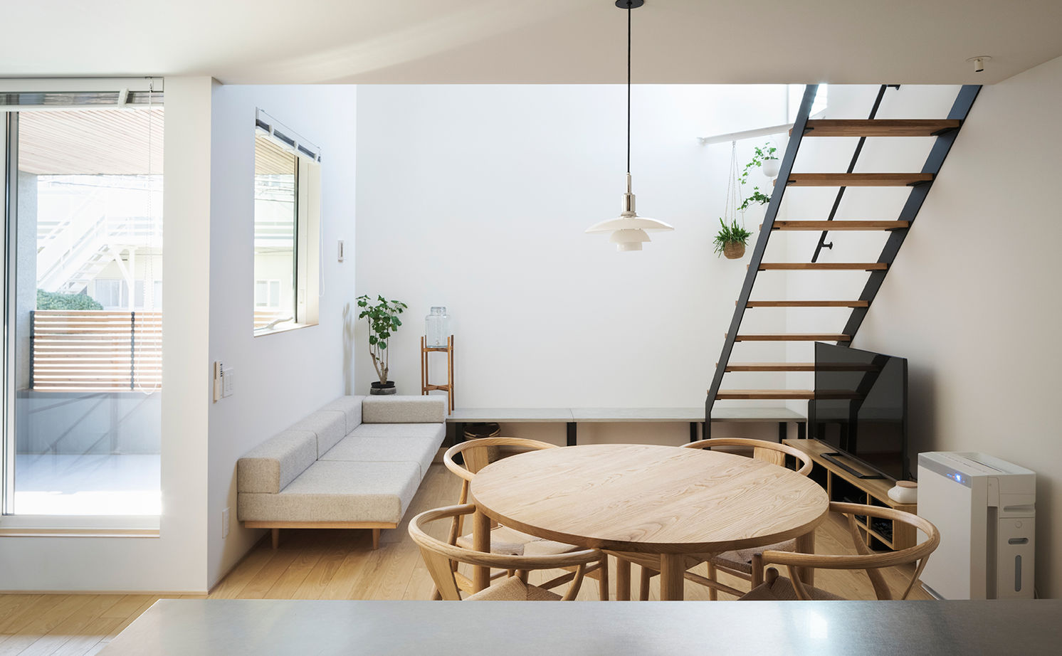 スタジオカーサ　一級建築士事務所 【3000万円/23坪/狭小地】外に閉じ、内に開く。インナーバルコニーや吹抜けがもたらす開放感を愉しむ家の建築実例画像2