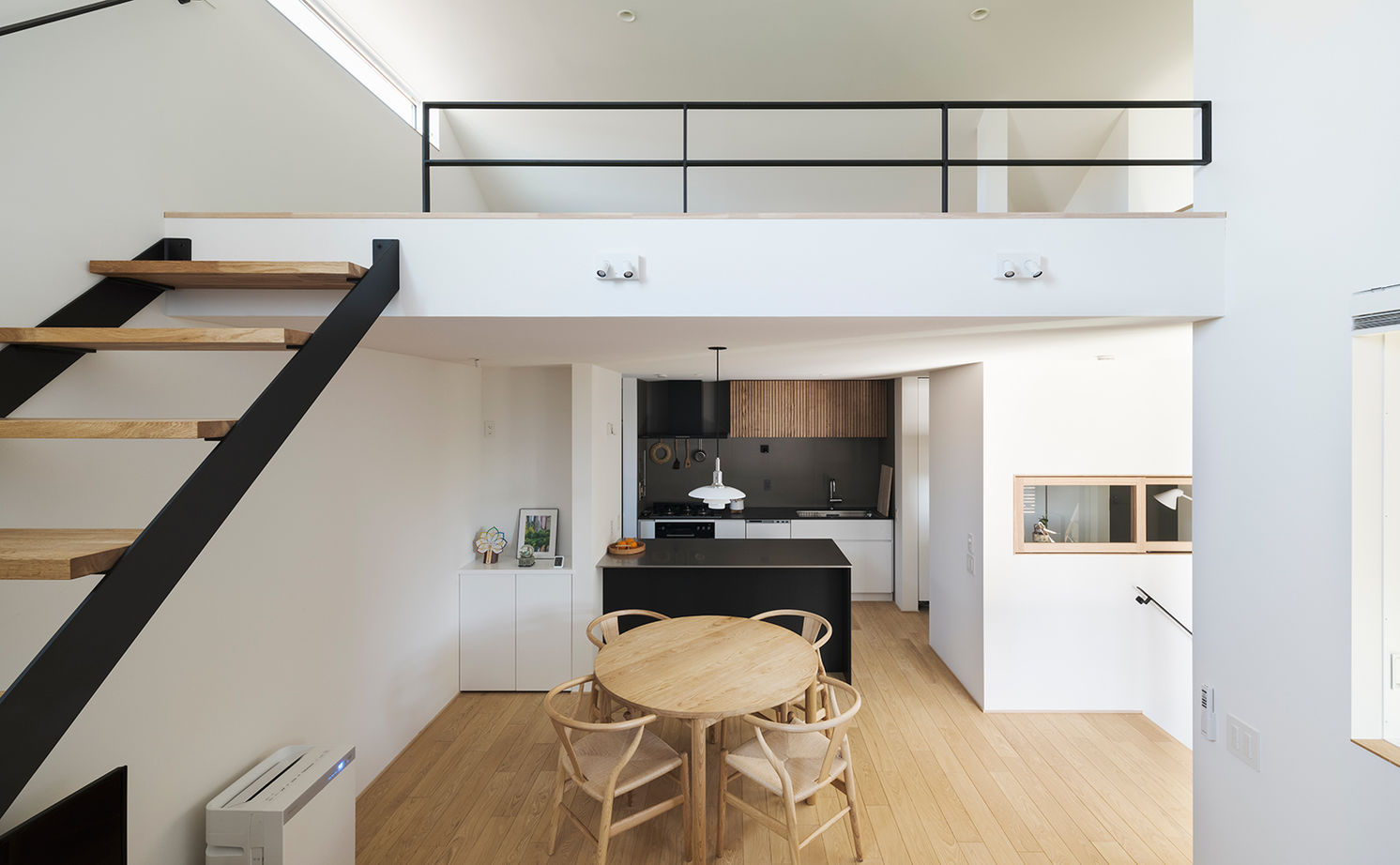 スタジオカーサ　一級建築士事務所 【3000万円/23坪/狭小地】外に閉じ、内に開く。インナーバルコニーや吹抜けがもたらす開放感を愉しむ家の建築実例画像3