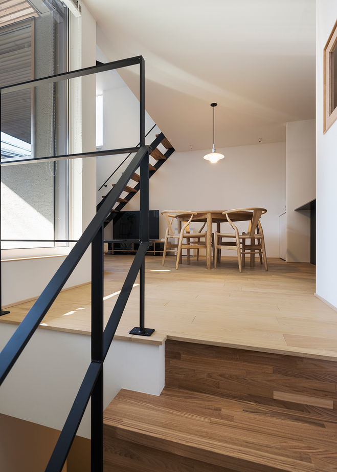 スタジオカーサ　一級建築士事務所 【3000万円/23坪/狭小地】外に閉じ、内に開く。インナーバルコニーや吹抜けがもたらす開放感を愉しむ家の建築実例画像5