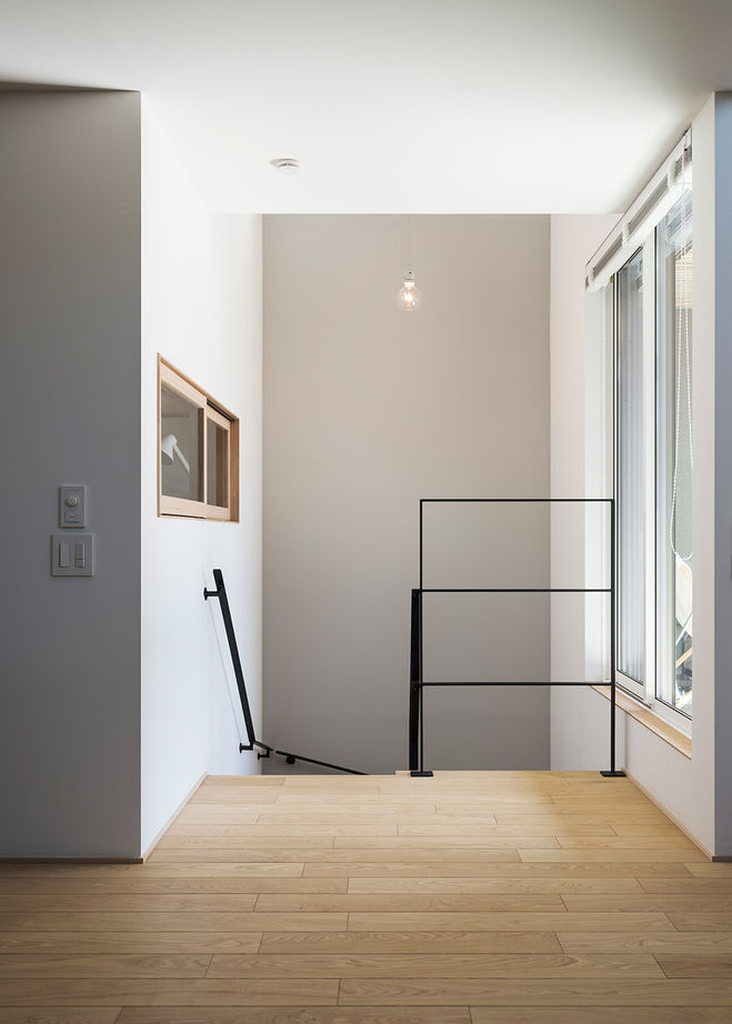 スタジオカーサ　一級建築士事務所 【3000万円/23坪/狭小地】外に閉じ、内に開く。インナーバルコニーや吹抜けがもたらす開放感を愉しむ家の建築実例画像6