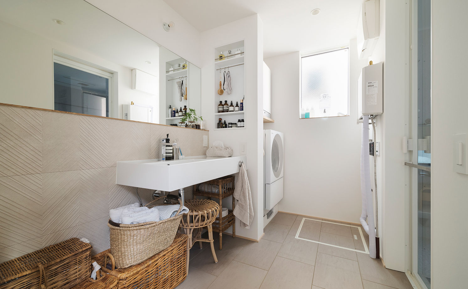 スタジオカーサ　一級建築士事務所 【3000万円/23坪/狭小地】外に閉じ、内に開く。インナーバルコニーや吹抜けがもたらす開放感を愉しむ家の建築実例画像10