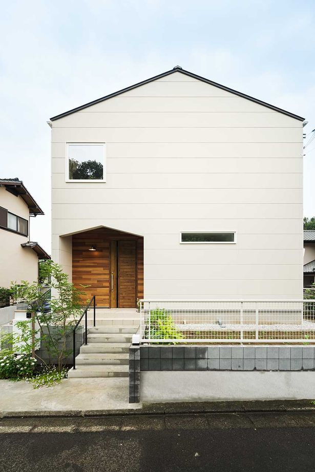 スタジオカーサ　一級建築士事務所 【2300万円/28坪】リビングの高窓から空を眺める贅沢。室内にいながら光・風・緑を感じる四季を愉しむ家の建築実例画像1