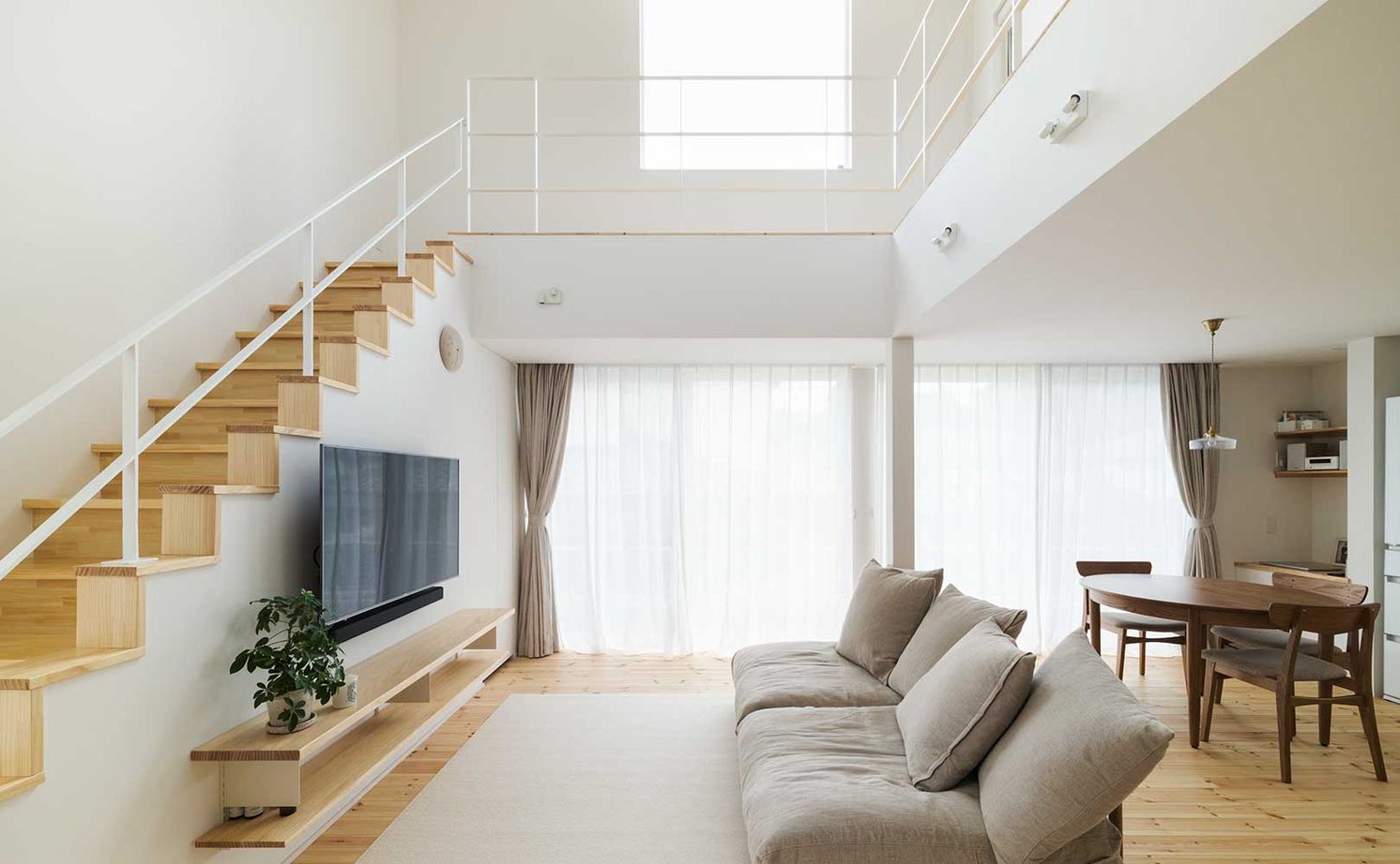 スタジオカーサ　一級建築士事務所 【2300万円/28坪】リビングの高窓から空を眺める贅沢。室内にいながら光・風・緑を感じる四季を愉しむ家の建築実例画像2