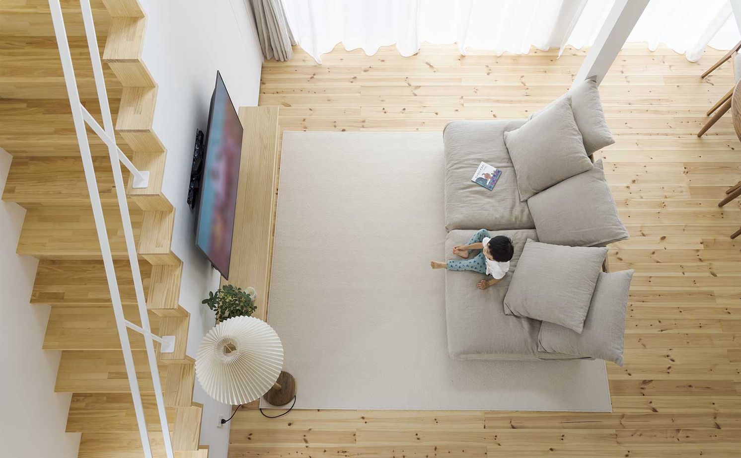 スタジオカーサ　一級建築士事務所 【2300万円/28坪】リビングの高窓から空を眺める贅沢。室内にいながら光・風・緑を感じる四季を愉しむ家の建築実例画像3