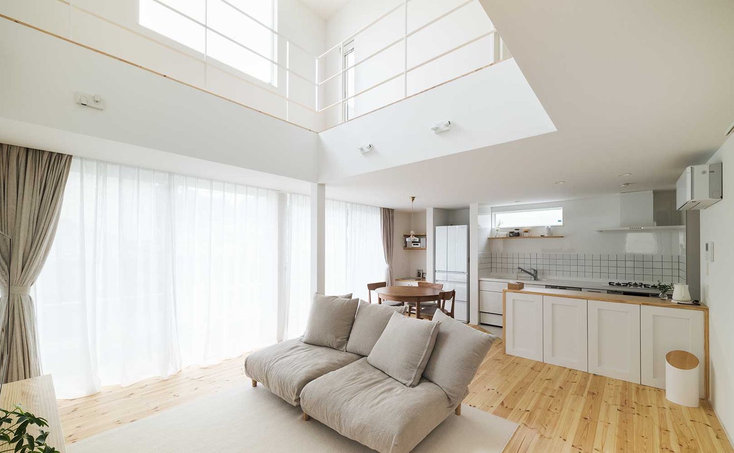 スタジオカーサ　一級建築士事務所 【2300万円/28坪】リビングの高窓から空を眺める贅沢。室内にいながら光・風・緑を感じる四季を愉しむ家の建築実例画像5