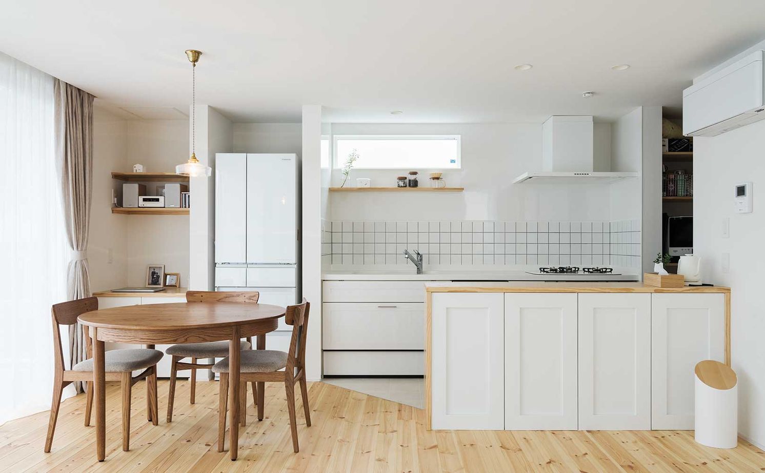 スタジオカーサ　一級建築士事務所 【2300万円/28坪】リビングの高窓から空を眺める贅沢。室内にいながら光・風・緑を感じる四季を愉しむ家の建築実例画像6