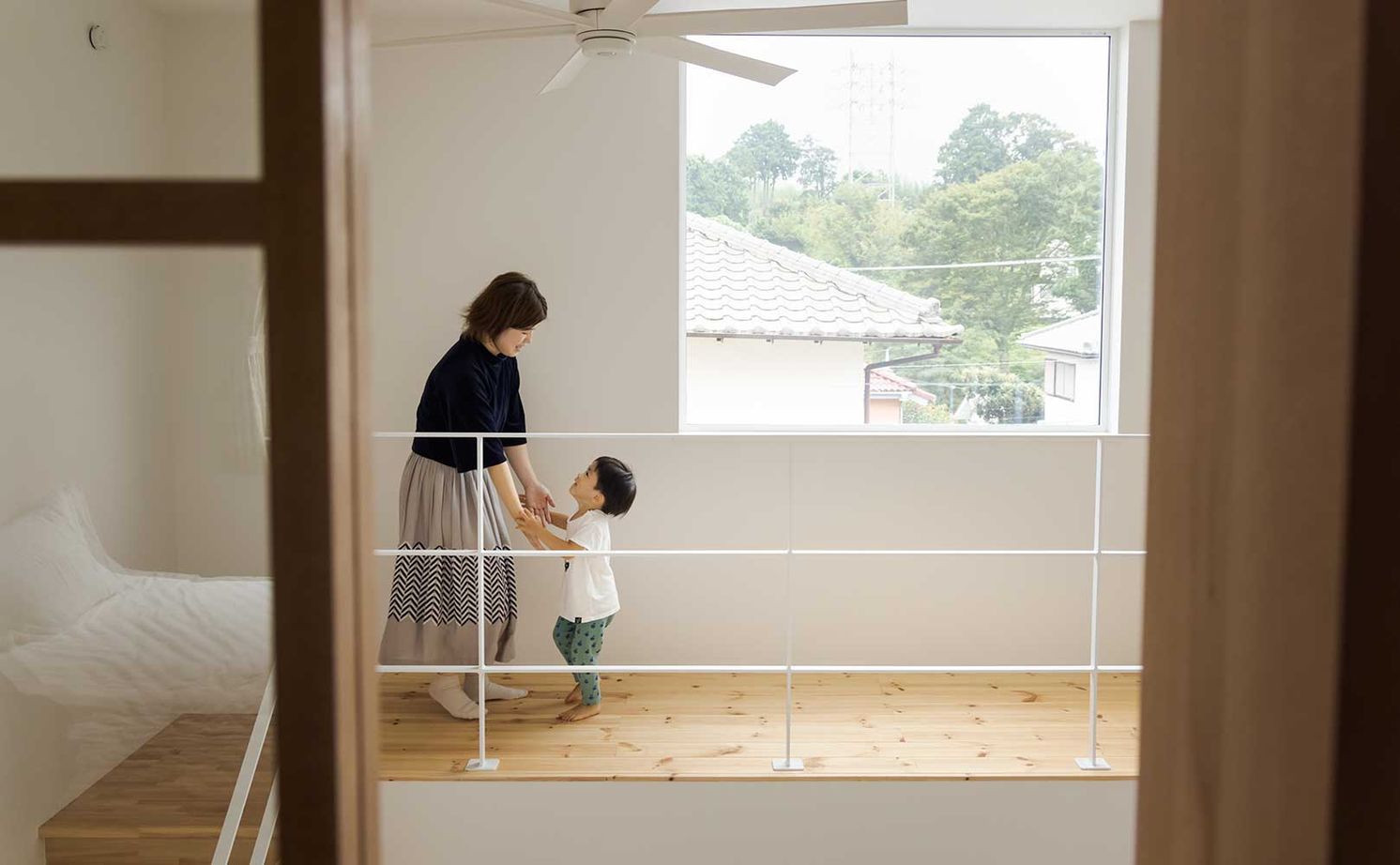 スタジオカーサ　一級建築士事務所 【2300万円/28坪】リビングの高窓から空を眺める贅沢。室内にいながら光・風・緑を感じる四季を愉しむ家の建築実例画像9