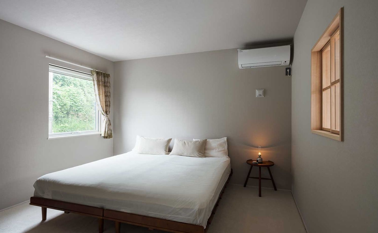 スタジオカーサ　一級建築士事務所 【2300万円/28坪】リビングの高窓から空を眺める贅沢。室内にいながら光・風・緑を感じる四季を愉しむ家の建築実例画像10