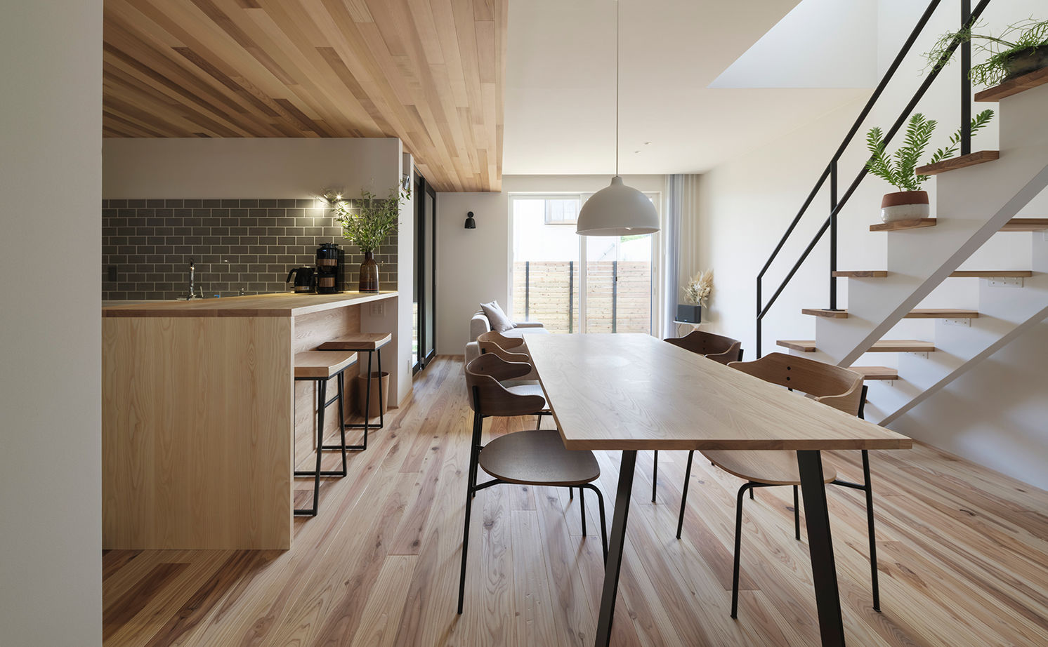 スタジオカーサ　一級建築士事務所 【4980万円/59坪/二世帯住宅】家族も愛犬も心地よい。ドッグランにもなる庭が二世帯をつなぐ住まいの建築実例画像2