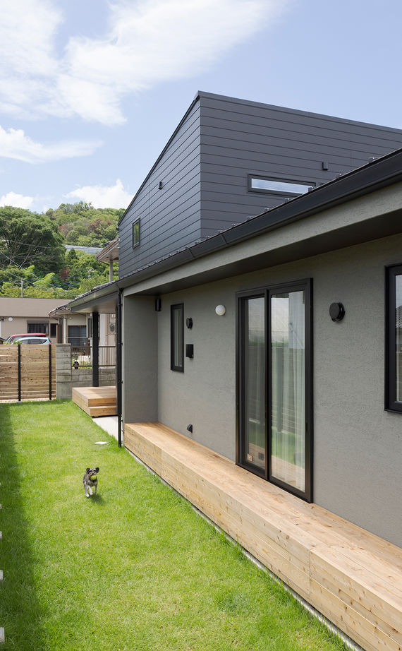 スタジオカーサ　一級建築士事務所 【4980万円/59坪/二世帯住宅】家族も愛犬も心地よい。ドッグランにもなる庭が二世帯をつなぐ住まいの建築実例画像4