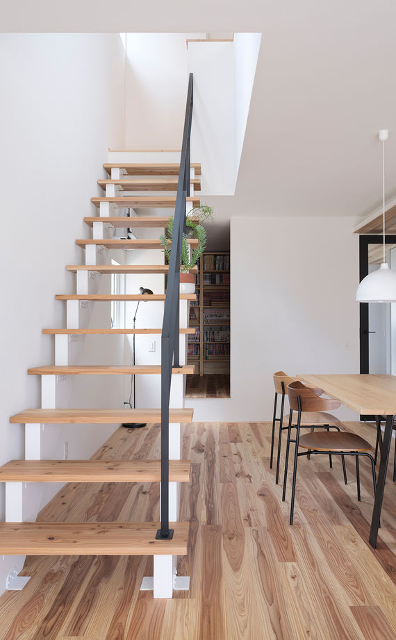 スタジオカーサ　一級建築士事務所 【4980万円/59坪/二世帯住宅】家族も愛犬も心地よい。ドッグランにもなる庭が二世帯をつなぐ住まいの建築実例画像6