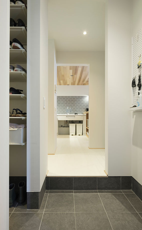 スタジオカーサ　一級建築士事務所 【4980万円/59坪/二世帯住宅】家族も愛犬も心地よい。ドッグランにもなる庭が二世帯をつなぐ住まいの建築実例画像13