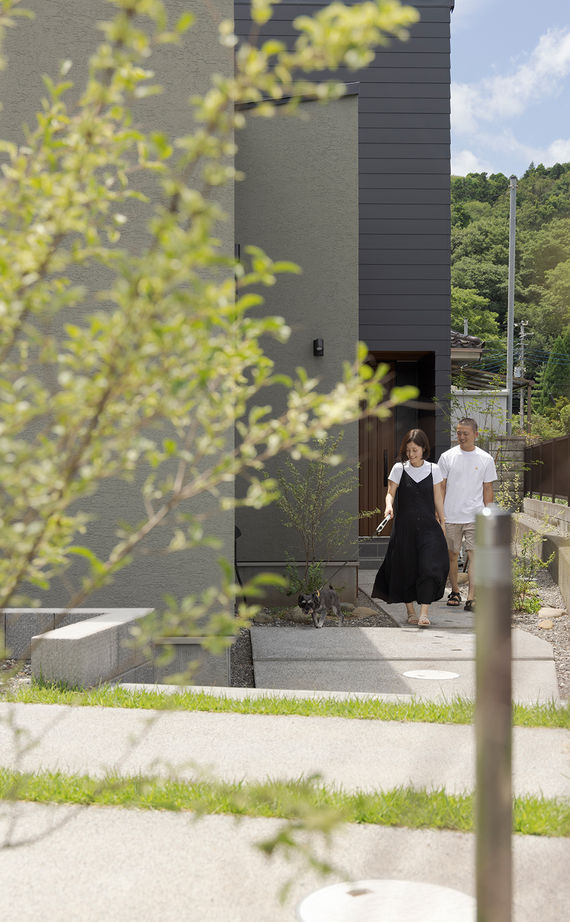 スタジオカーサ　一級建築士事務所 【4980万円/59坪/二世帯住宅】家族も愛犬も心地よい。ドッグランにもなる庭が二世帯をつなぐ住まいの建築実例画像16