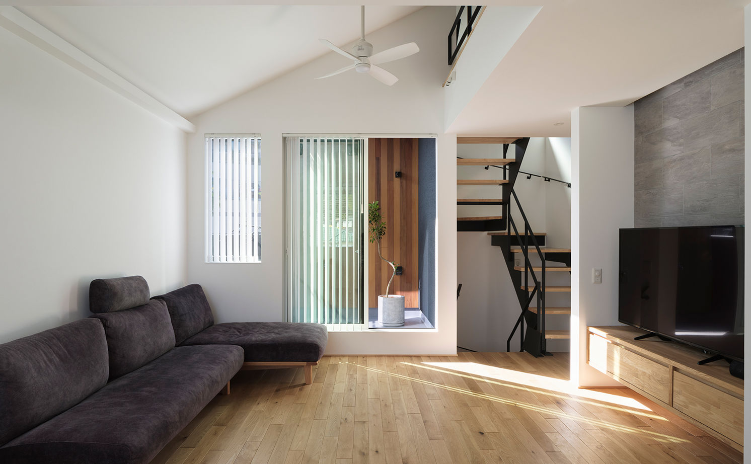 スタジオカーサ　一級建築士事務所 【2900万円/27坪/狭小地】吹抜けやスケルトン階段、バルコニーなどリビングの開放感を緻密に設計の建築実例画像2