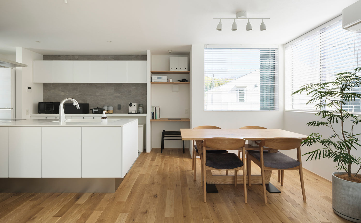 スタジオカーサ　一級建築士事務所 【2900万円/27坪/狭小地】吹抜けやスケルトン階段、バルコニーなどリビングの開放感を緻密に設計の建築実例画像3