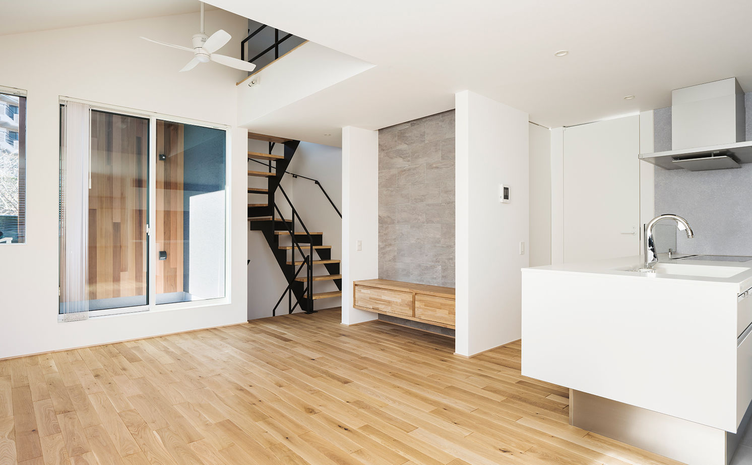 スタジオカーサ　一級建築士事務所 【2900万円/27坪/狭小地】吹抜けやスケルトン階段、バルコニーなどリビングの開放感を緻密に設計の建築実例画像4