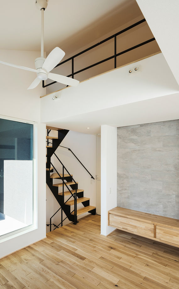 スタジオカーサ　一級建築士事務所 【2900万円/27坪/狭小地】吹抜けやスケルトン階段、バルコニーなどリビングの開放感を緻密に設計の建築実例画像5