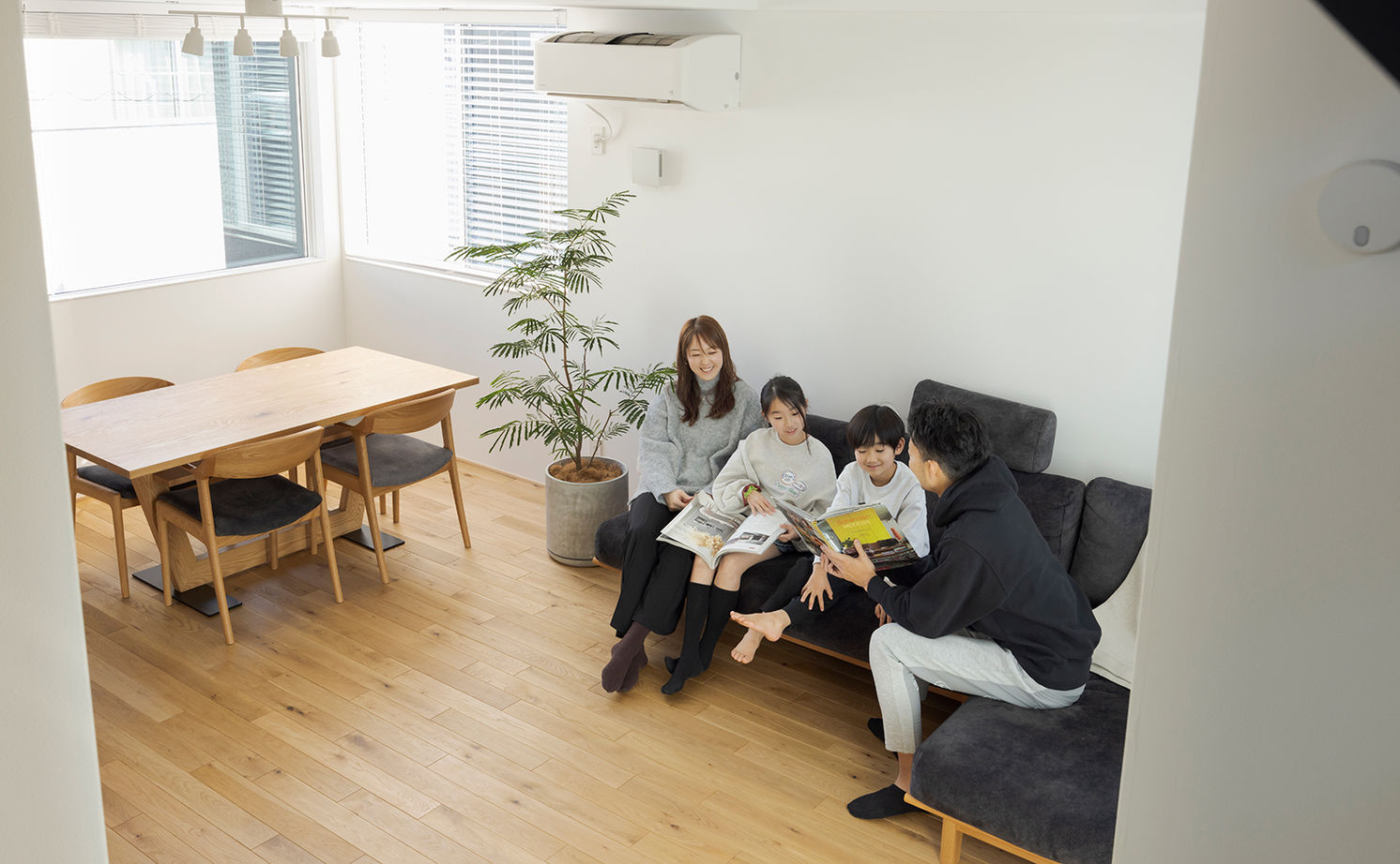 スタジオカーサ　一級建築士事務所 【2900万円/27坪/狭小地】吹抜けやスケルトン階段、バルコニーなどリビングの開放感を緻密に設計の建築実例画像6