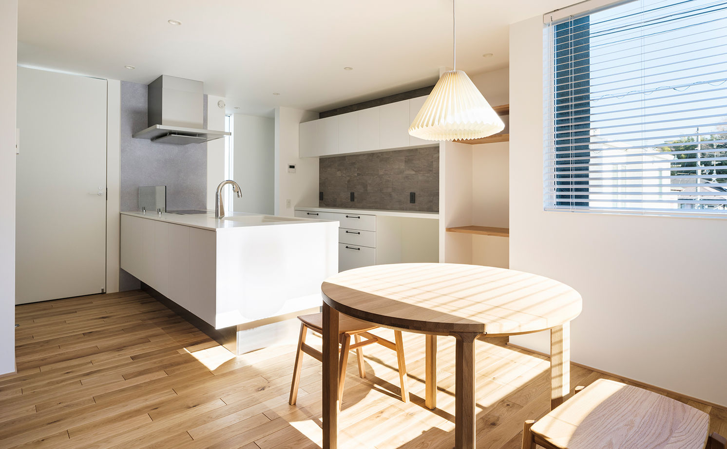 スタジオカーサ　一級建築士事務所 【2900万円/27坪/狭小地】吹抜けやスケルトン階段、バルコニーなどリビングの開放感を緻密に設計の建築実例画像7