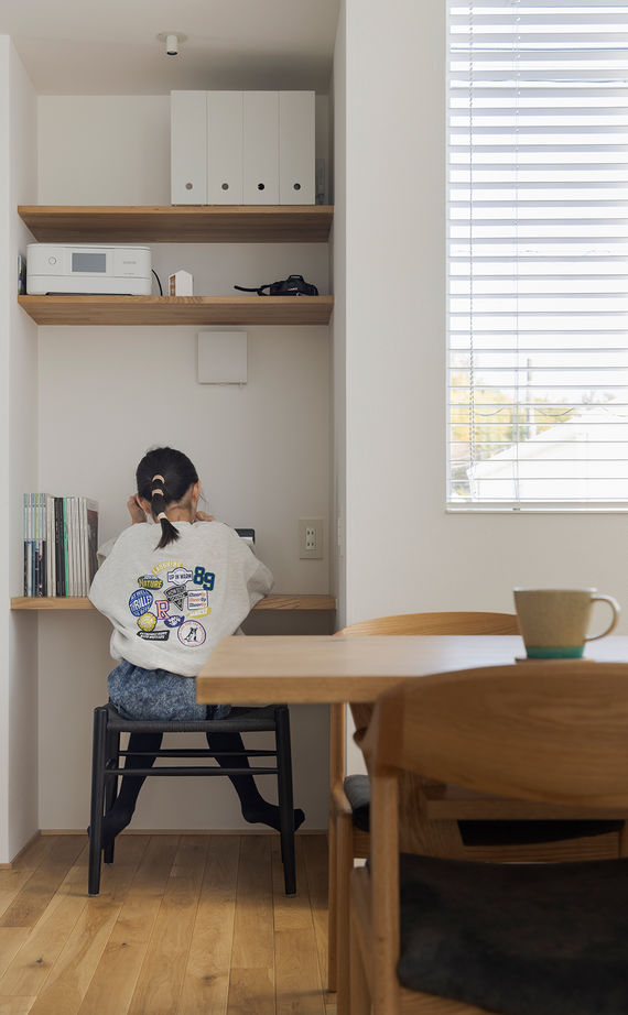 スタジオカーサ　一級建築士事務所 【2900万円/27坪/狭小地】吹抜けやスケルトン階段、バルコニーなどリビングの開放感を緻密に設計の建築実例画像8