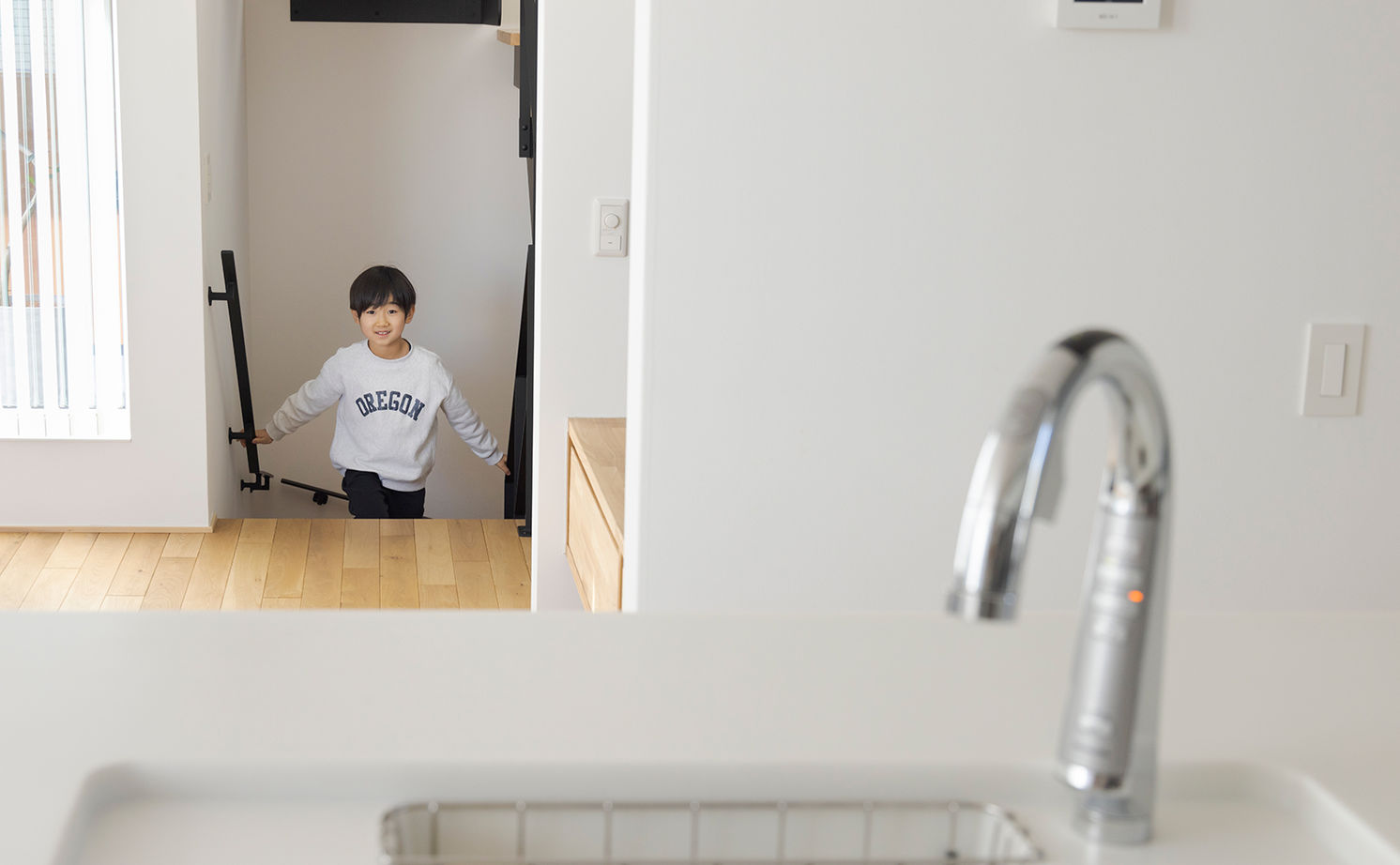 スタジオカーサ　一級建築士事務所 【2900万円/27坪/狭小地】吹抜けやスケルトン階段、バルコニーなどリビングの開放感を緻密に設計の建築実例画像9