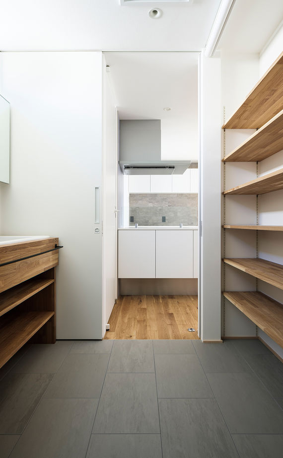 スタジオカーサ　一級建築士事務所 【2900万円/27坪/狭小地】吹抜けやスケルトン階段、バルコニーなどリビングの開放感を緻密に設計の建築実例画像12