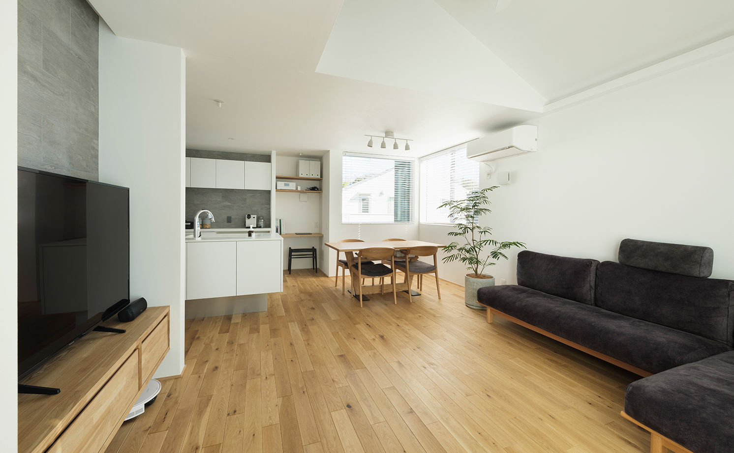 スタジオカーサ　一級建築士事務所 【2900万円/27坪/狭小地】吹抜けやスケルトン階段、バルコニーなどリビングの開放感を緻密に設計の建築実例画像14