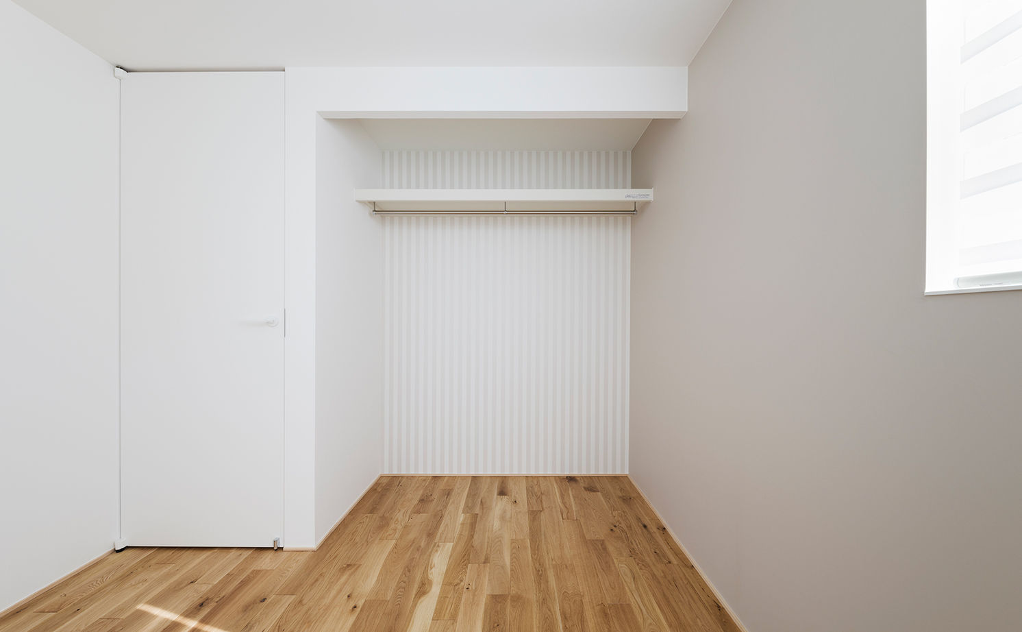 スタジオカーサ　一級建築士事務所 【2900万円/27坪/狭小地】吹抜けやスケルトン階段、バルコニーなどリビングの開放感を緻密に設計の建築実例画像16