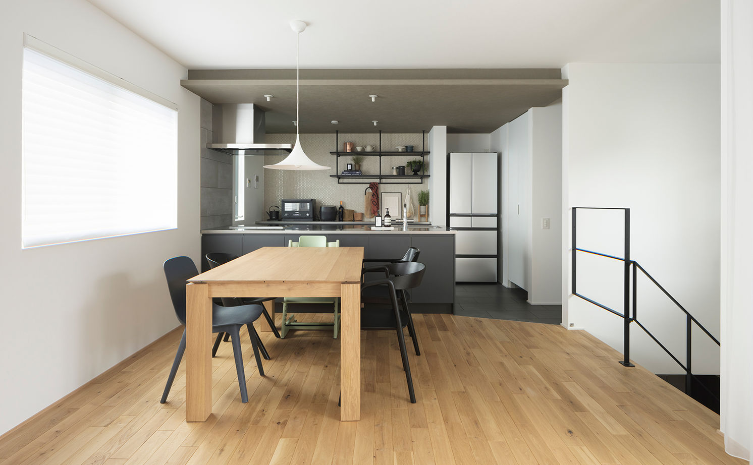 スタジオカーサ　一級建築士事務所 【2800万円/30坪/旗竿地】2階リビング＋インナーバルコニーで明るく、開放的。家事動線にも工夫が光る家の建築実例画像2