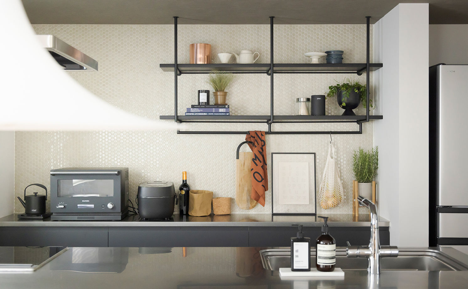 スタジオカーサ　一級建築士事務所 【2800万円/30坪/旗竿地】2階リビング＋インナーバルコニーで明るく、開放的。家事動線にも工夫が光る家の建築実例画像3