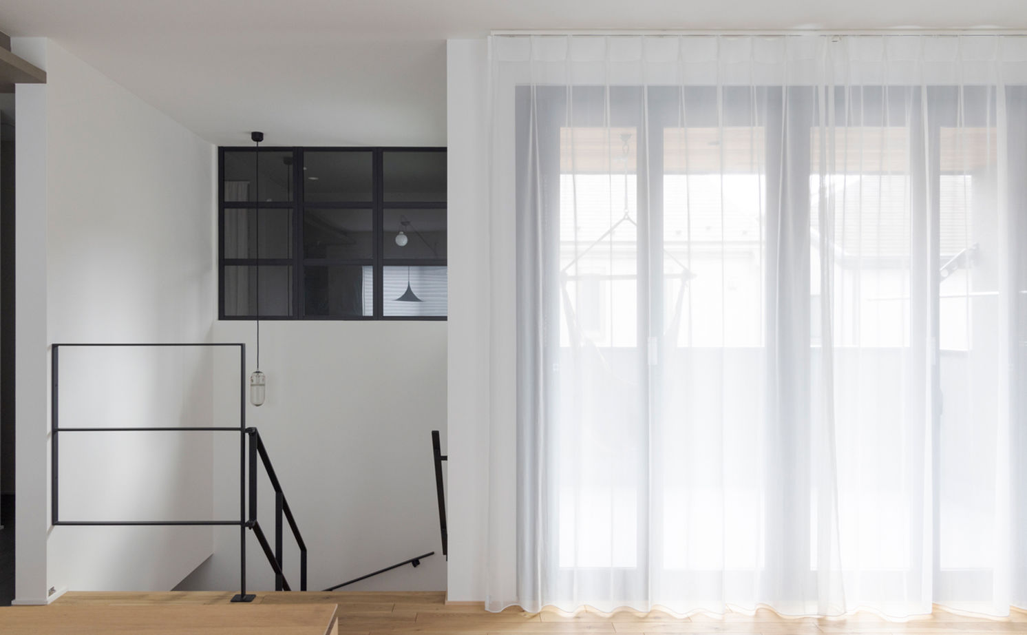 スタジオカーサ　一級建築士事務所 【2800万円/30坪/旗竿地】2階リビング＋インナーバルコニーで明るく、開放的。家事動線にも工夫が光る家の建築実例画像4