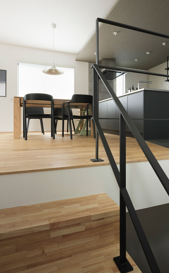 スタジオカーサ　一級建築士事務所 【2800万円/30坪/旗竿地】2階リビング＋インナーバルコニーで明るく、開放的。家事動線にも工夫が光る家の建築実例画像7