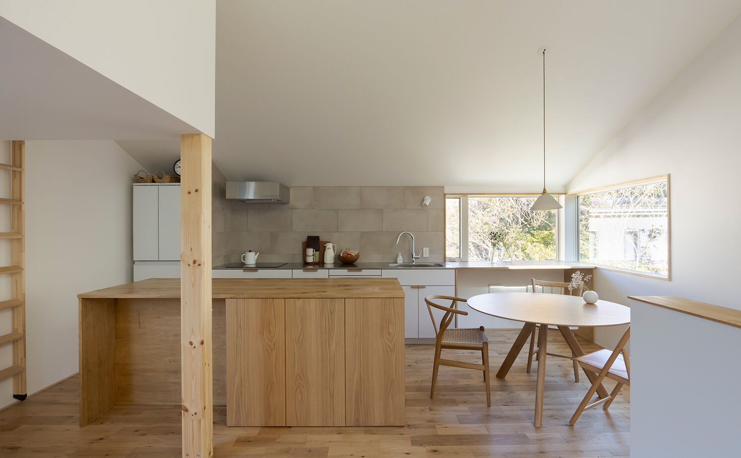 スタジオカーサ　一級建築士事務所 【2750万円/25坪/2階リビング】のびやかに広がる空間が心地よい。借景が映えるシンプルな佇まいが美しい家の建築実例画像2