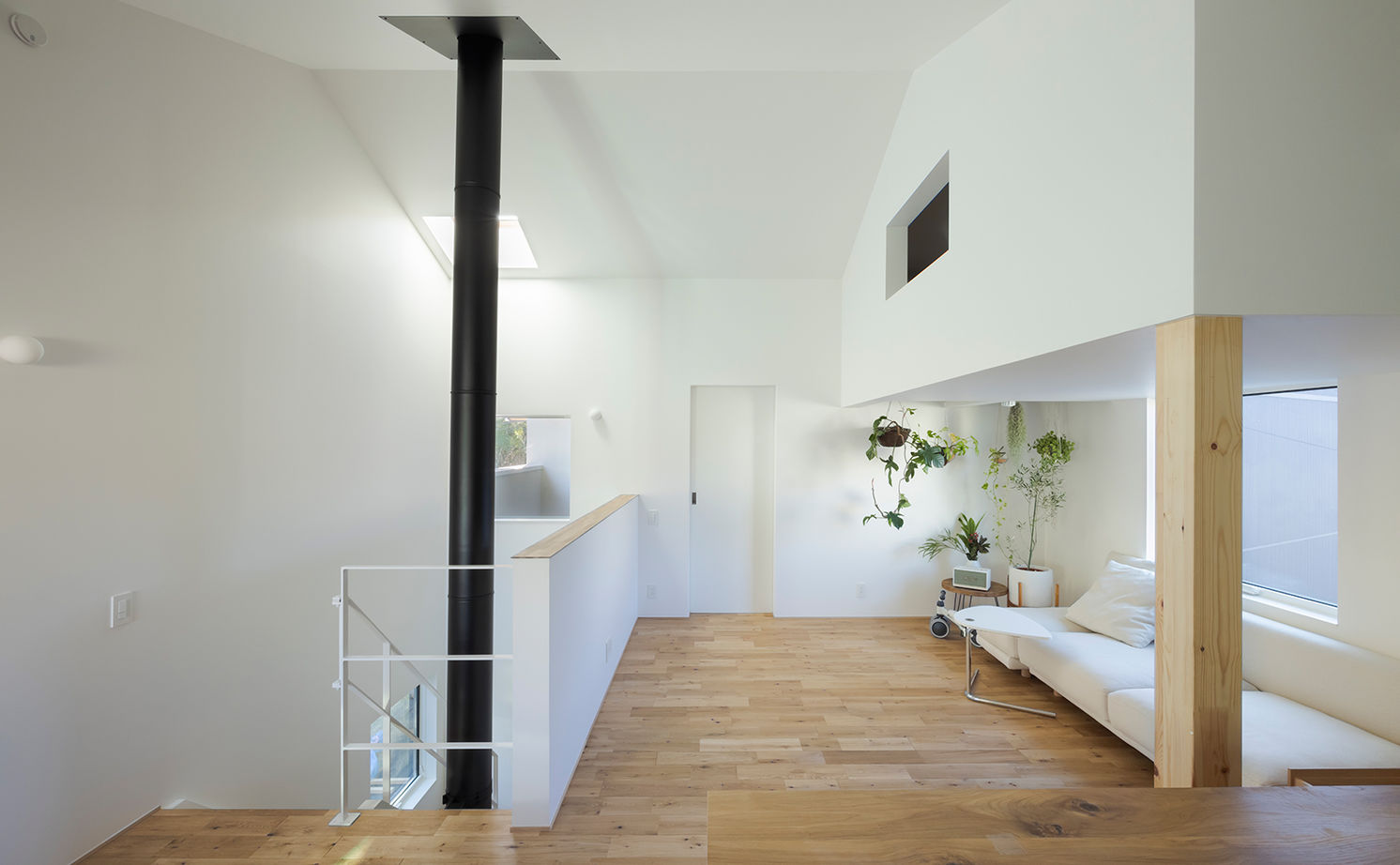 スタジオカーサ　一級建築士事務所 【2750万円/25坪/2階リビング】のびやかに広がる空間が心地よい。借景が映えるシンプルな佇まいが美しい家の建築実例画像3