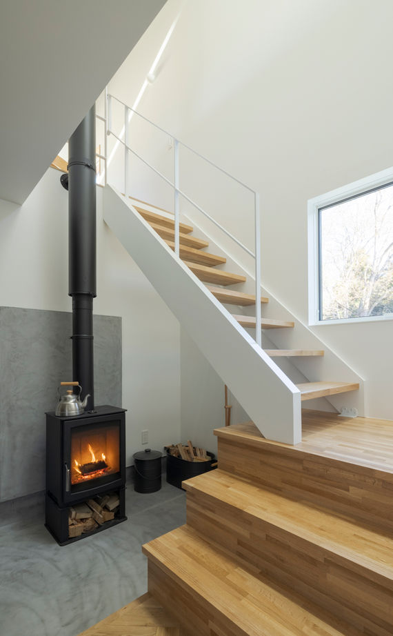 スタジオカーサ　一級建築士事務所 【2750万円/25坪/2階リビング】のびやかに広がる空間が心地よい。借景が映えるシンプルな佇まいが美しい家の建築実例画像4