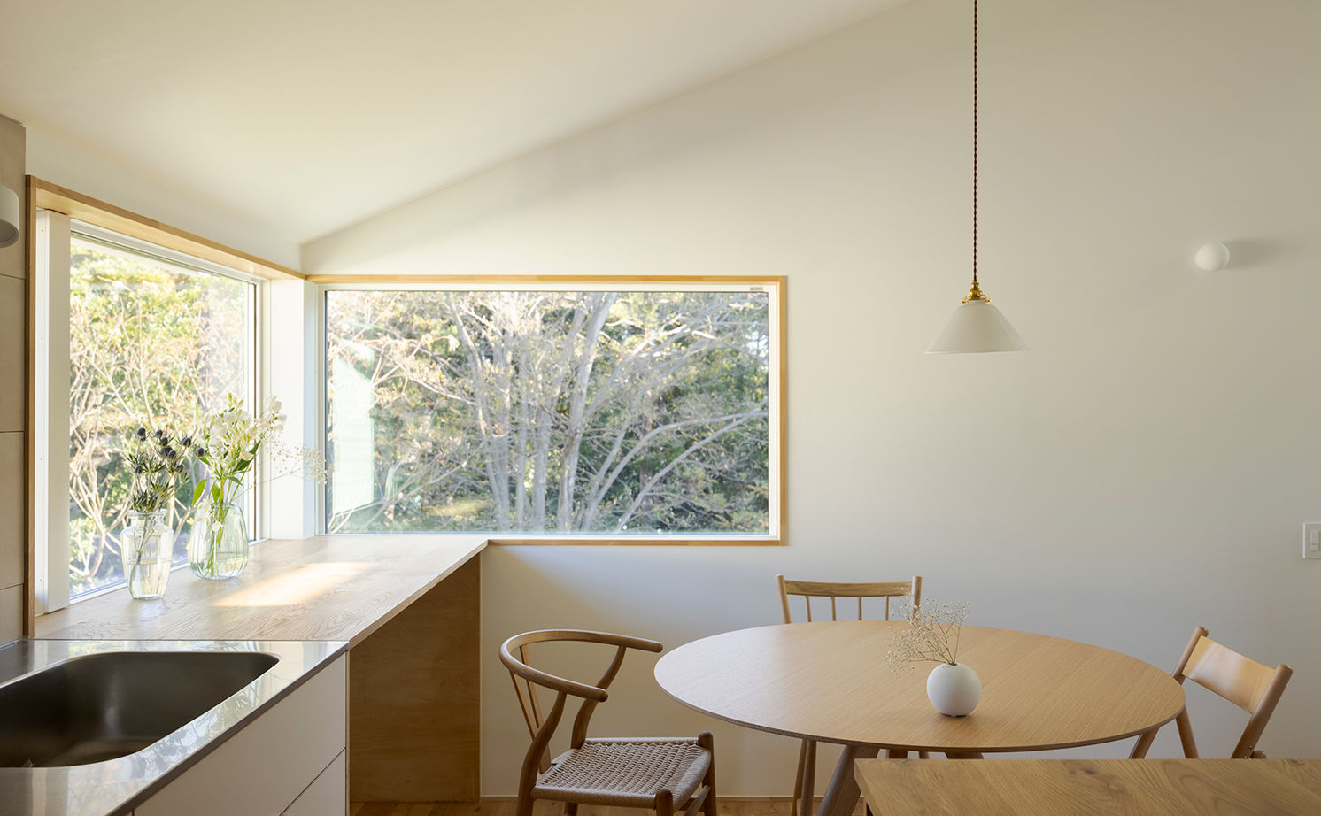 スタジオカーサ　一級建築士事務所 【2750万円/25坪/2階リビング】のびやかに広がる空間が心地よい。借景が映えるシンプルな佇まいが美しい家の建築実例画像5