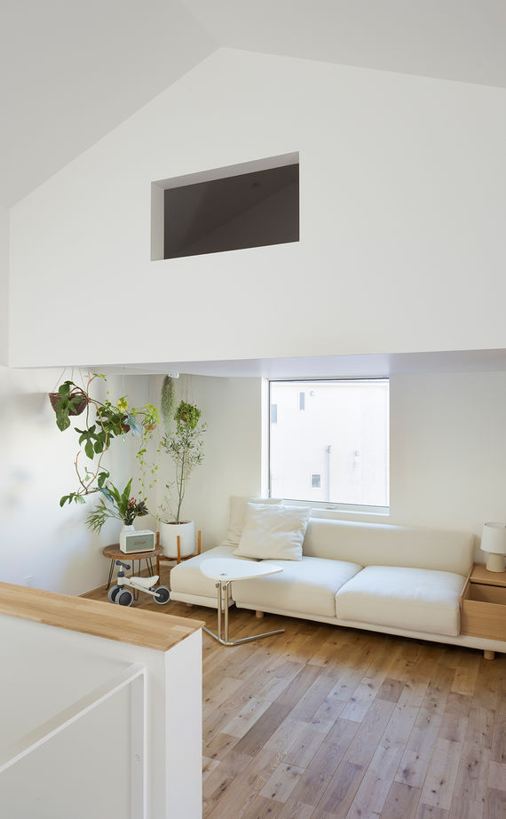 スタジオカーサ　一級建築士事務所 【2750万円/25坪/2階リビング】のびやかに広がる空間が心地よい。借景が映えるシンプルな佇まいが美しい家の建築実例画像6