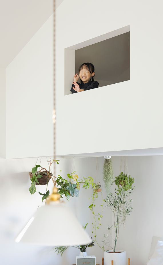 スタジオカーサ　一級建築士事務所 【2750万円/25坪/2階リビング】のびやかに広がる空間が心地よい。借景が映えるシンプルな佇まいが美しい家の建築実例画像7