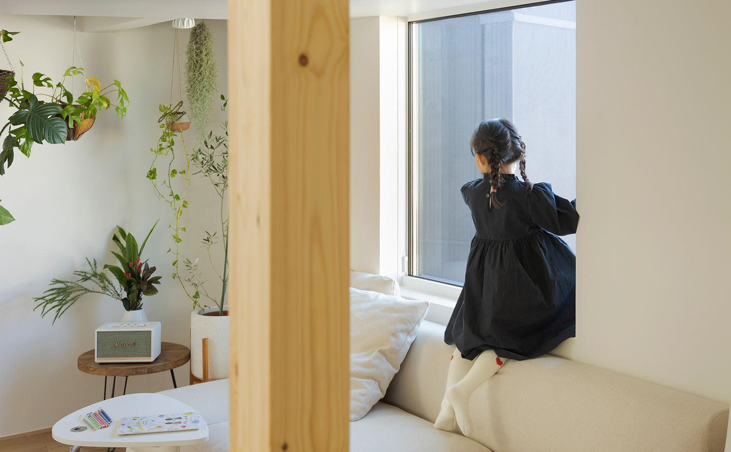 スタジオカーサ　一級建築士事務所 【2750万円/25坪/2階リビング】のびやかに広がる空間が心地よい。借景が映えるシンプルな佇まいが美しい家の建築実例画像8