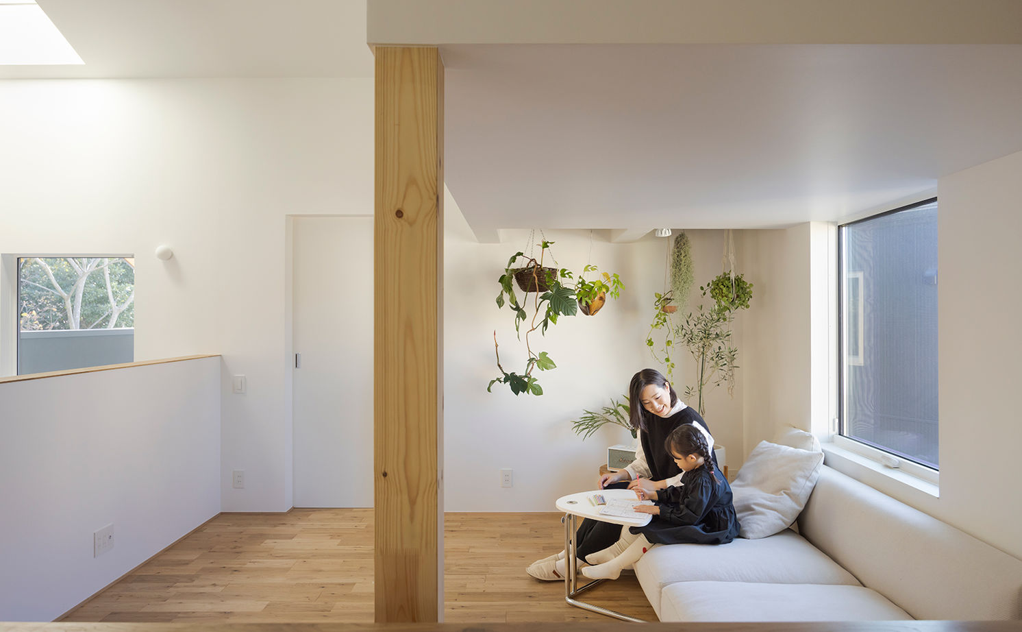 スタジオカーサ　一級建築士事務所 【2750万円/25坪/2階リビング】のびやかに広がる空間が心地よい。借景が映えるシンプルな佇まいが美しい家の建築実例画像9