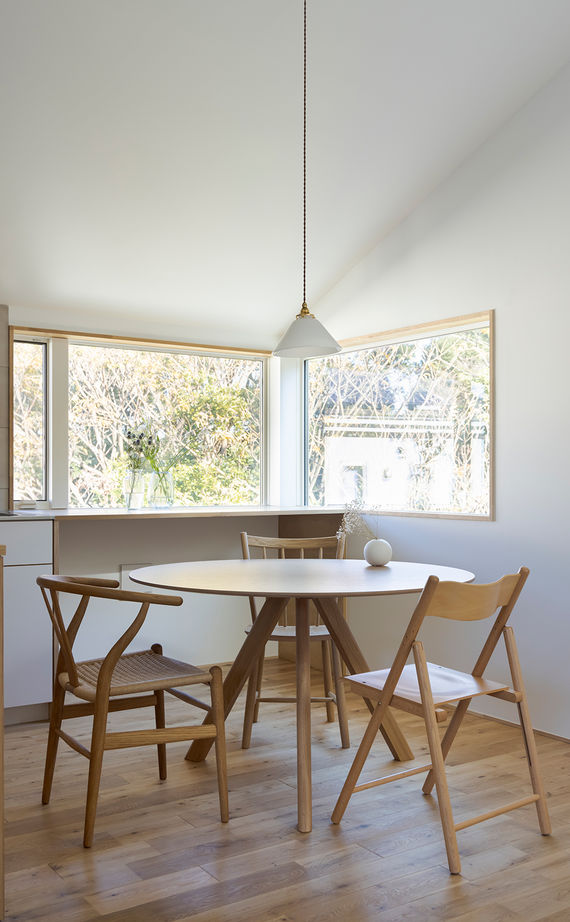 スタジオカーサ　一級建築士事務所 【2750万円/25坪/2階リビング】のびやかに広がる空間が心地よい。借景が映えるシンプルな佇まいが美しい家の建築実例画像10