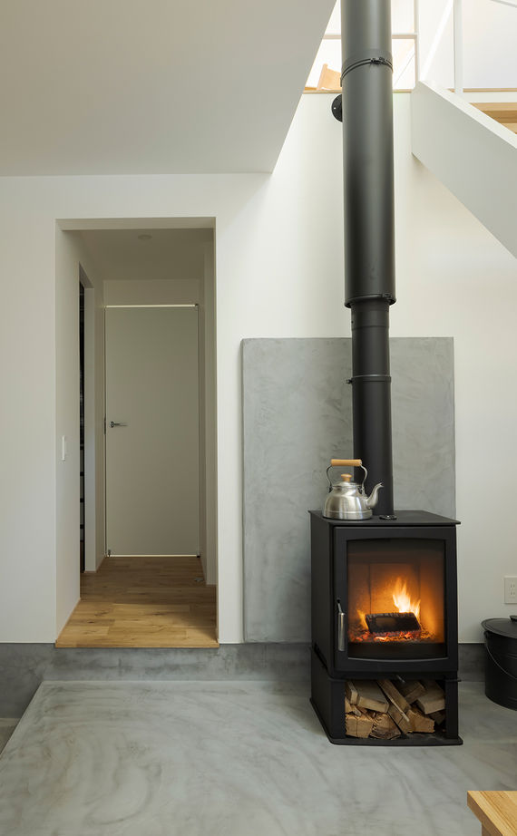 スタジオカーサ　一級建築士事務所 【2750万円/25坪/2階リビング】のびやかに広がる空間が心地よい。借景が映えるシンプルな佇まいが美しい家の建築実例画像11