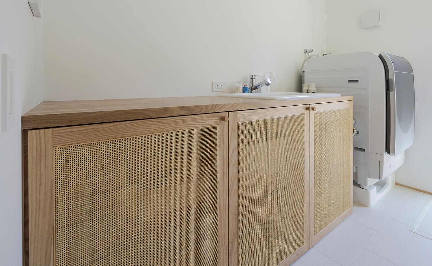 スタジオカーサ　一級建築士事務所 【2750万円/25坪/2階リビング】のびやかに広がる空間が心地よい。借景が映えるシンプルな佇まいが美しい家の建築実例画像12