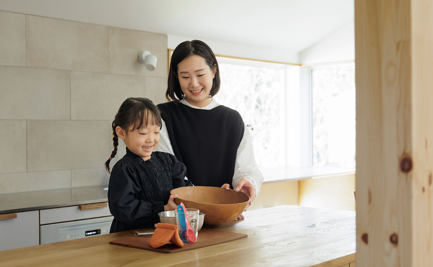 スタジオカーサ　一級建築士事務所 【2750万円/25坪/2階リビング】のびやかに広がる空間が心地よい。借景が映えるシンプルな佇まいが美しい家の建築実例画像15