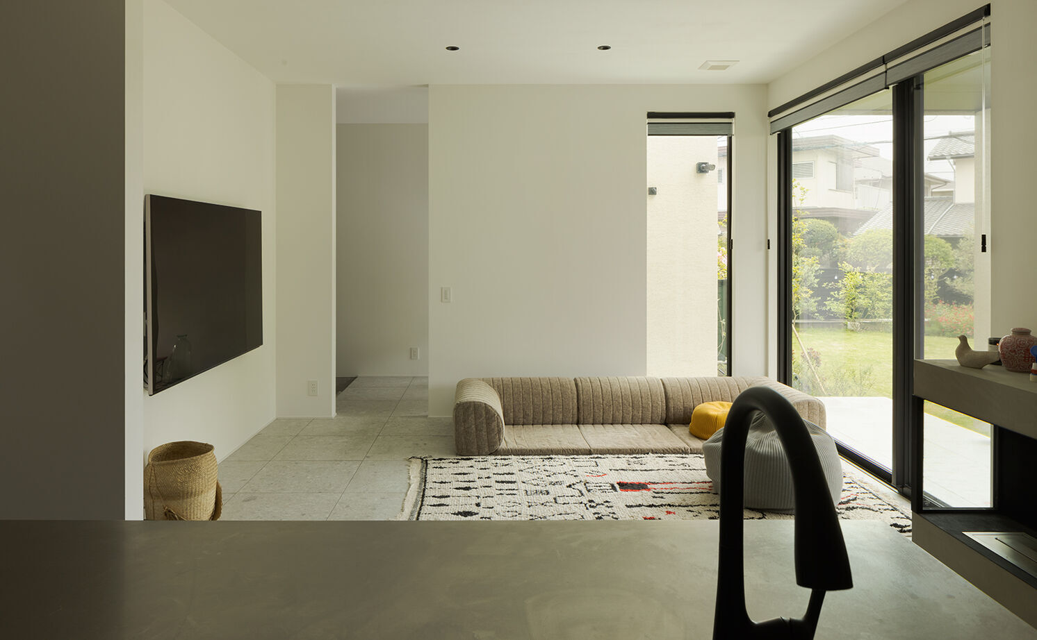 スタジオカーサ　一級建築士事務所 【5120万円/48坪/移住】木×ガラスブロック×タイルなど異素材をMIXした空間。全館空調も心地よさをプラスの建築実例画像3