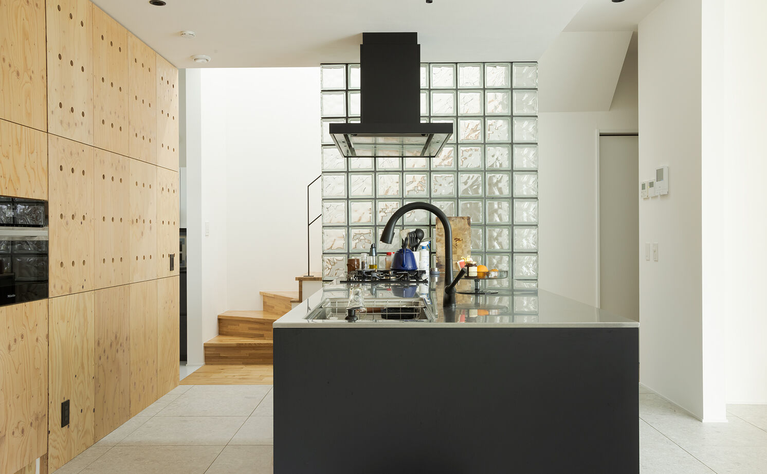 スタジオカーサ　一級建築士事務所 【5120万円/48坪/移住】木×ガラスブロック×タイルなど異素材をMIXした空間。全館空調も心地よさをプラスの建築実例画像5