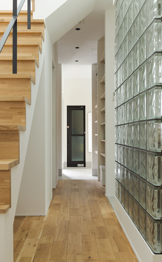 スタジオカーサ　一級建築士事務所 【5120万円/48坪/移住】木×ガラスブロック×タイルなど異素材をMIXした空間。全館空調も心地よさをプラスの建築実例画像10