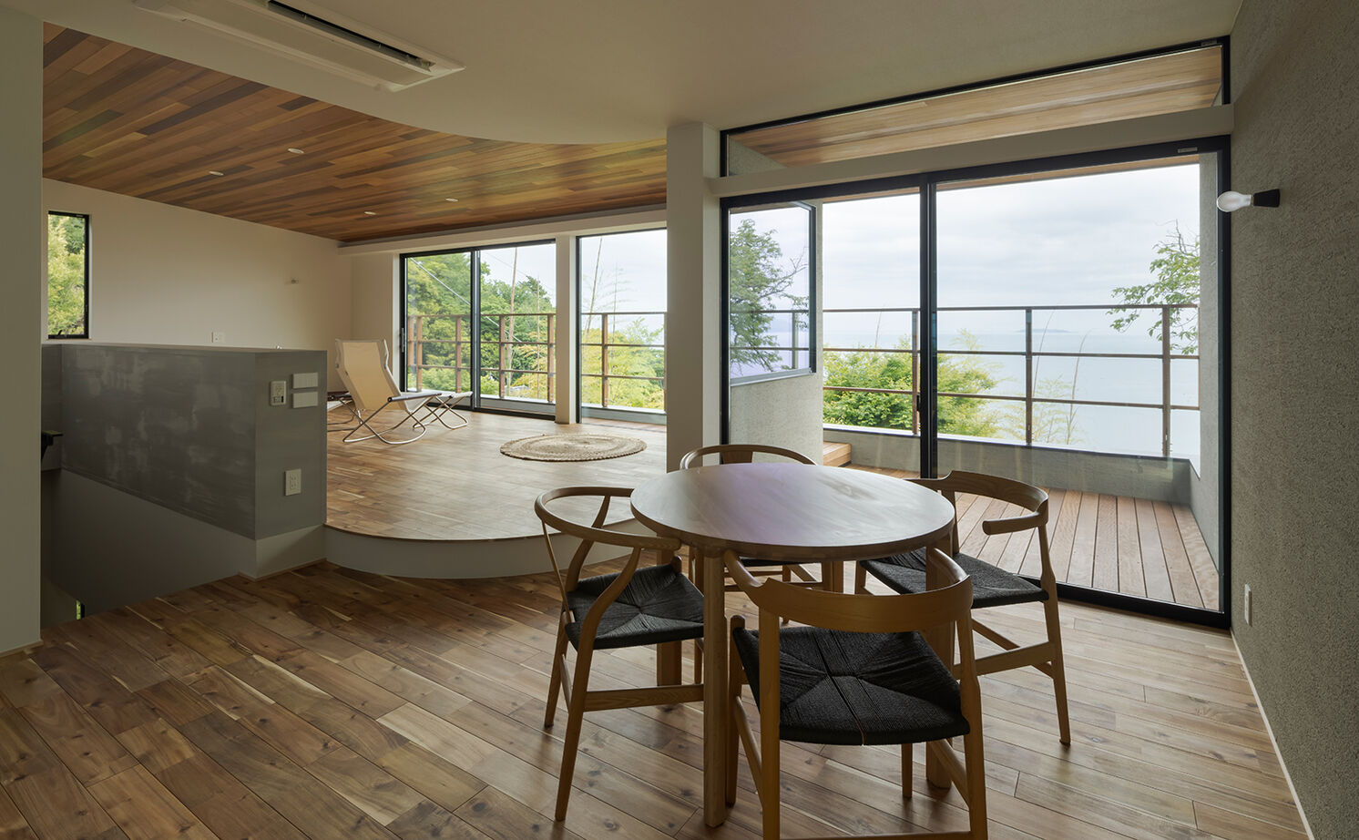 スタジオカーサ　一級建築士事務所 【4500万円/34坪/SE構法】柱のない大空間によって外の景色を存分に愉しめる。豊かな自然を身近に感じる家の建築実例画像2