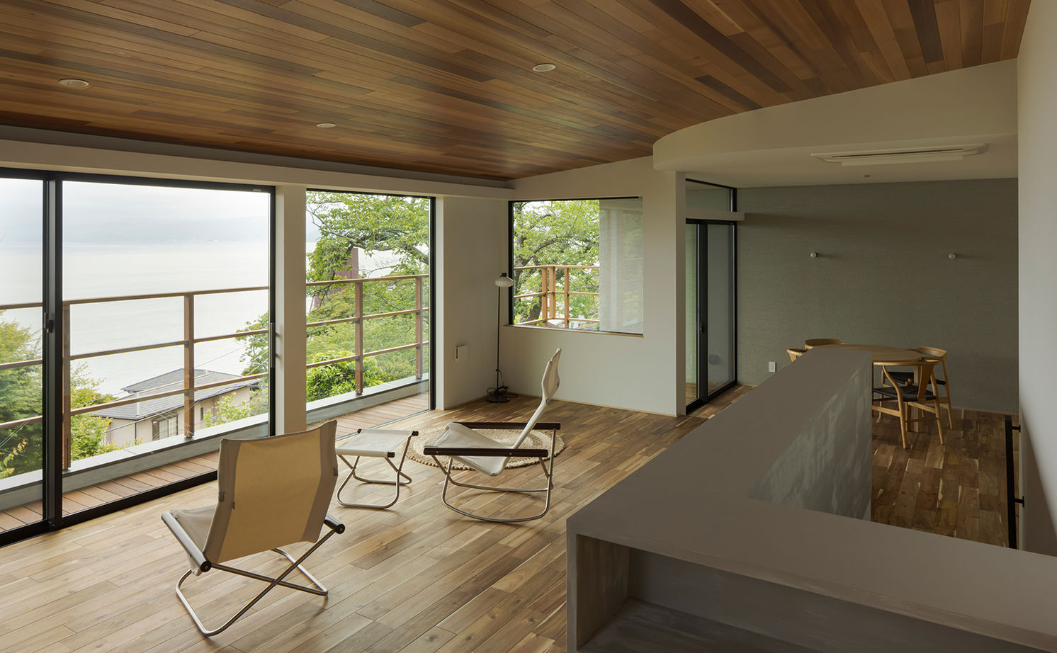 スタジオカーサ　一級建築士事務所 【4500万円/34坪/SE構法】柱のない大空間によって外の景色を存分に愉しめる。豊かな自然を身近に感じる家の建築実例画像3