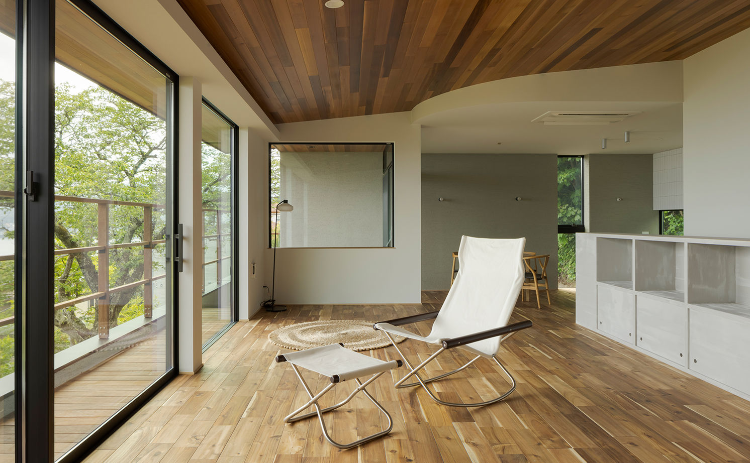 スタジオカーサ　一級建築士事務所 【4500万円/34坪/SE構法】柱のない大空間によって外の景色を存分に愉しめる。豊かな自然を身近に感じる家の建築実例画像4